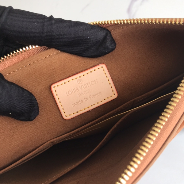 LVコピーウォレット着用イメージ